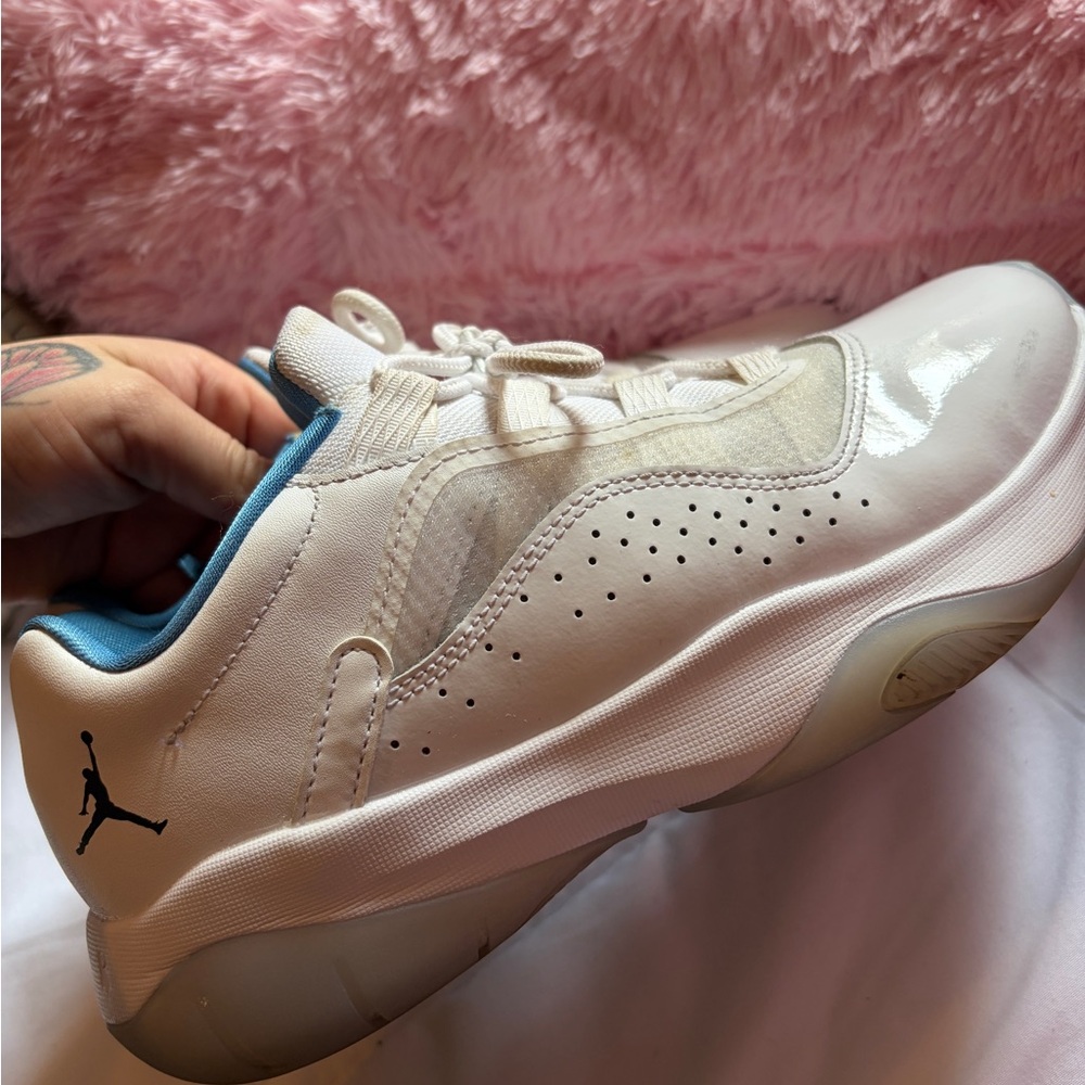 Jordan Low-Top Sneakers in White with Light Blue Lining 6Y